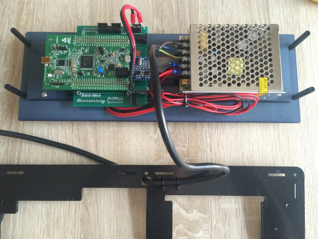 Powerleitung mit Kabelbinder fixieren und verbinden